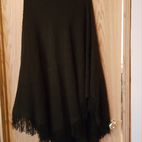 BLACK SHAWL/CAPE WITH SLEEVES - Picture 2 of 3
